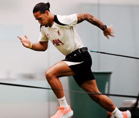 皇冠体育官网-罗伯森梅开二度，利物浦队主场轻松取胜(加里森敢死队第26集国语版)