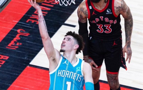 皇冠体育官网-猛龙战胜黄蜂，卫冕冠军连胜达四场(nba卫冕冠军被横扫)