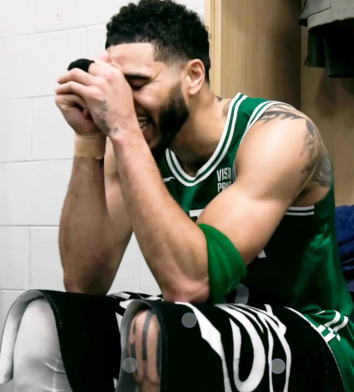 乌龙乌鸦哀鸣,球队意外获胜晋级 乌龙乌鸦哀鸣,球队意外获胜晋级