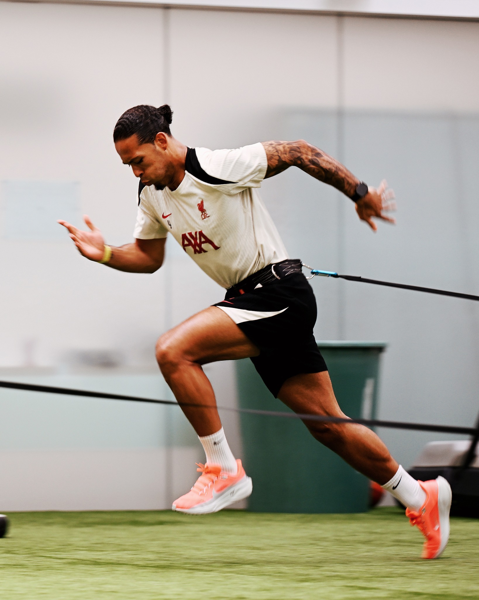 罗伯森梅开二度，利物浦队主场轻松取胜(加里森敢死队第26集国语版)